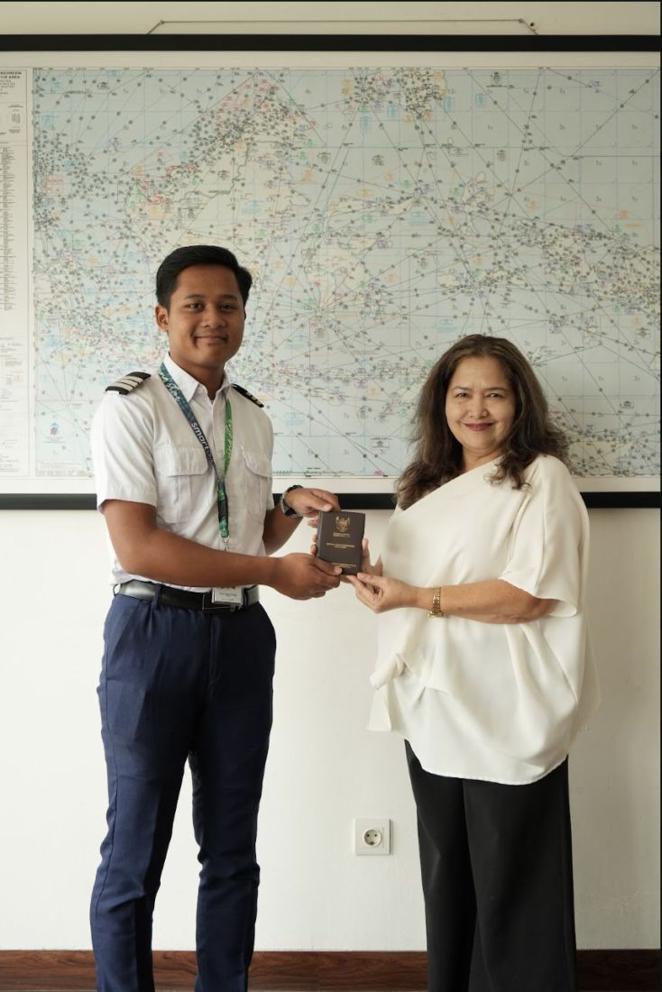 A Smart Flying School graduate receiving their pilot licence
